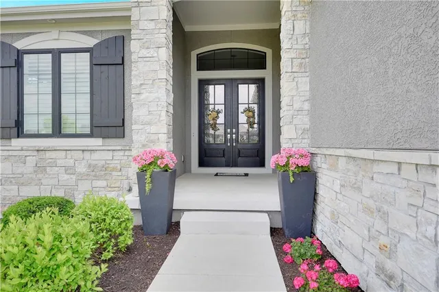 $1,250,000 | 10715 West 142nd Terrace, Overland Park, KS 66221