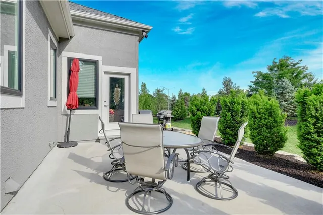 $1,250,000 | 10715 West 142nd Terrace, Overland Park, KS 66221