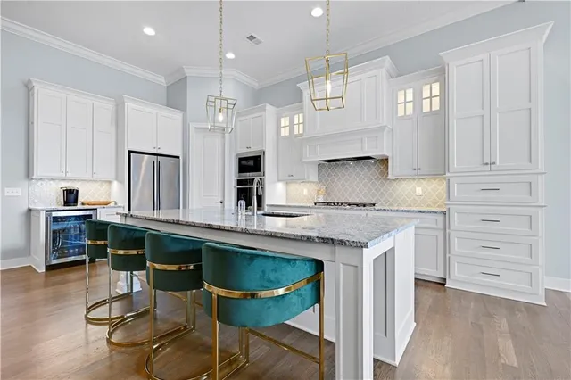 $1,250,000 | 10715 West 142nd Terrace, Overland Park, KS 66221