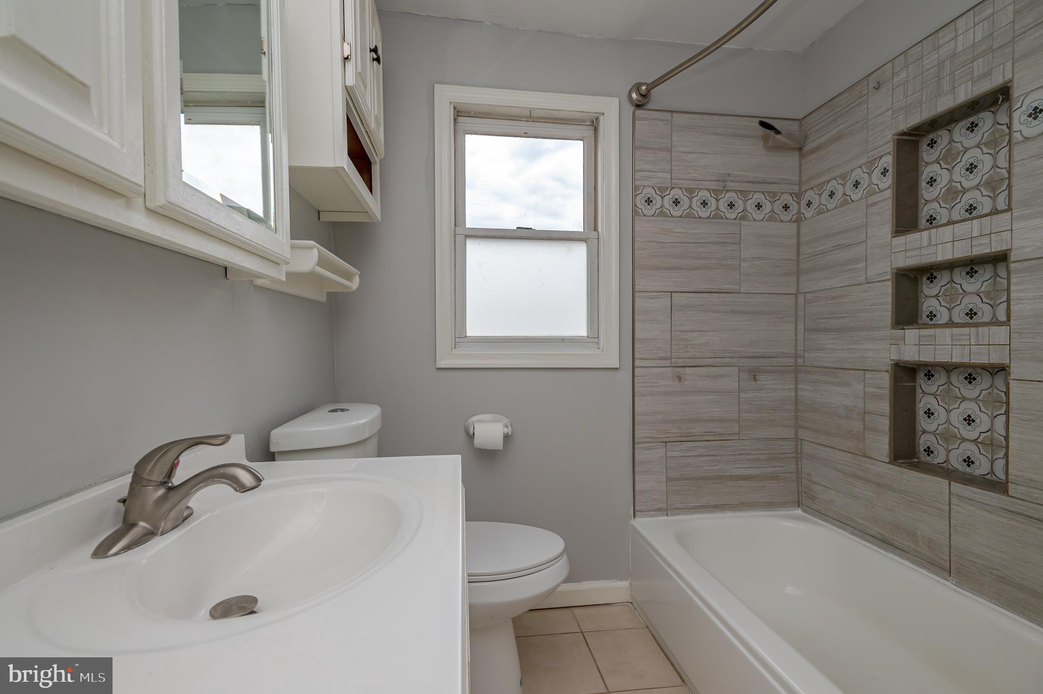 265 Lafayette Avenue Hamilton, NJ 08610 - Photo 19 of 21 Upper Level Bathroom
