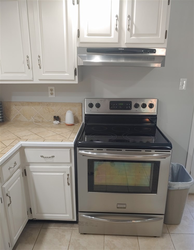866 Augusta Farms Road Waynesboro, VA 22980 - Photo 10 of 28 a stove top oven sitting inside of a kitchen