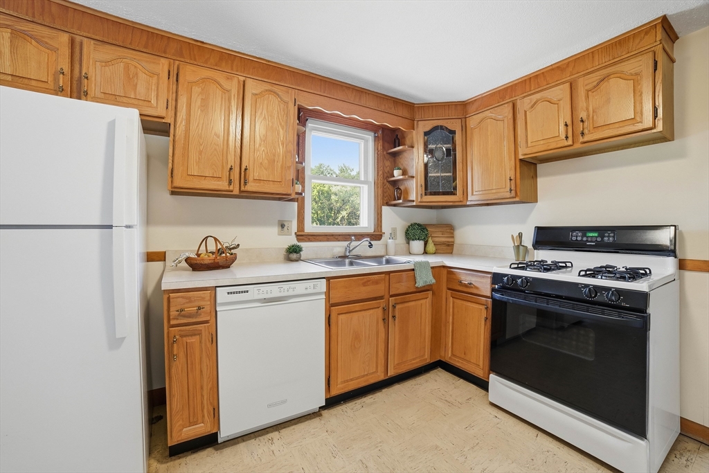 65 Clover Street Worcester, MA 01603 - Photo 8 of 25