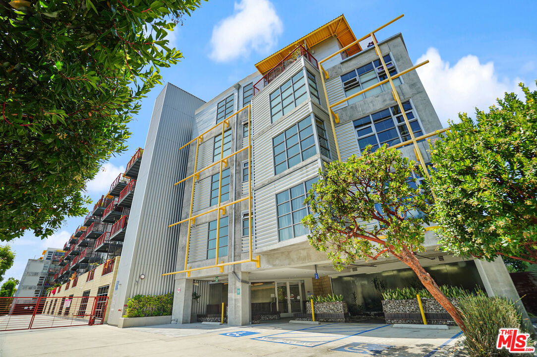 4141 Glencoe Avenue, Unit 211 Marina del Rey, CA 90292 - Photo 43 of 49 front view of a building