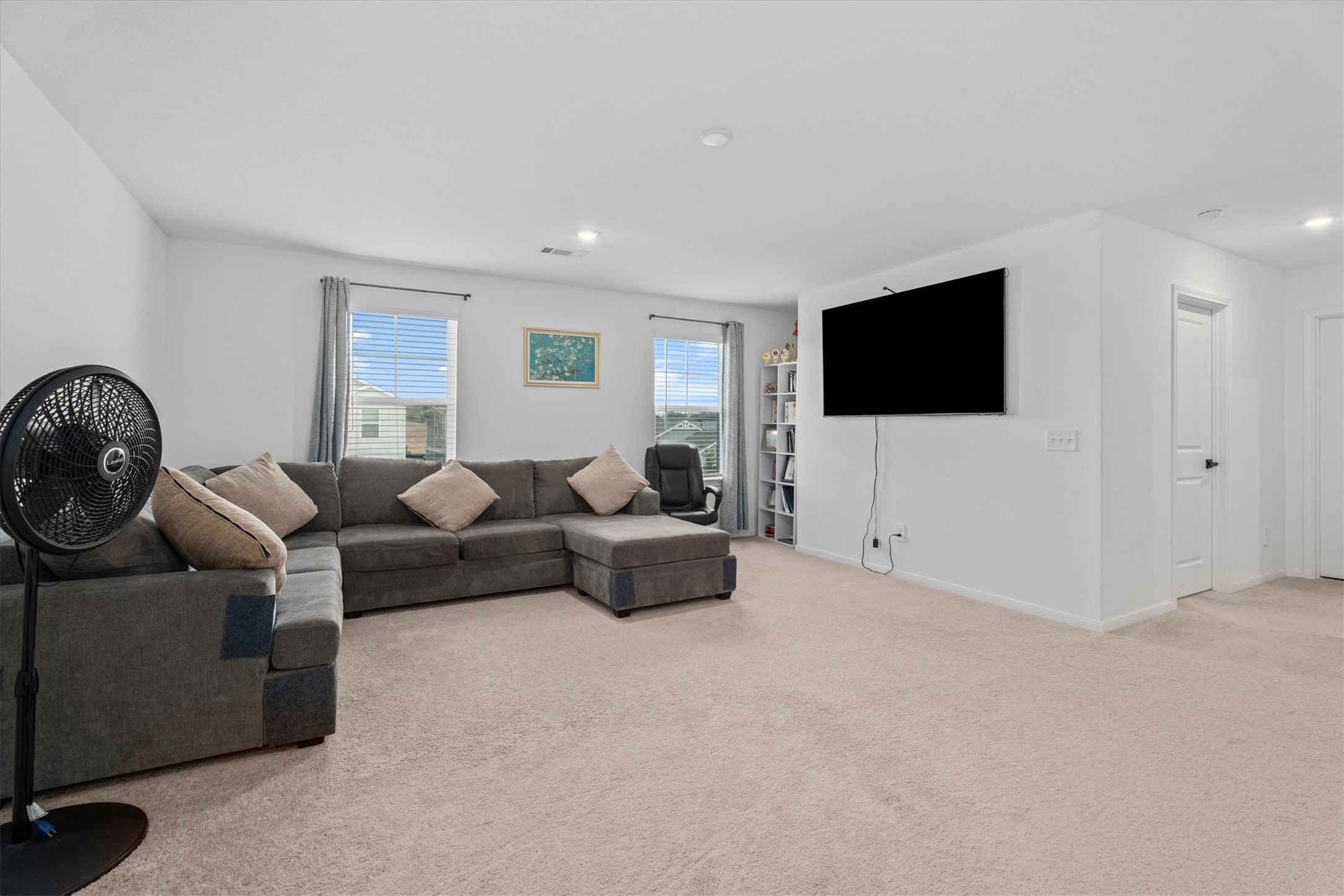 5826 Finely Run St Spring Spring, TX 77373 - Photo 19 of 38 a living room with furniture and a flat screen tv