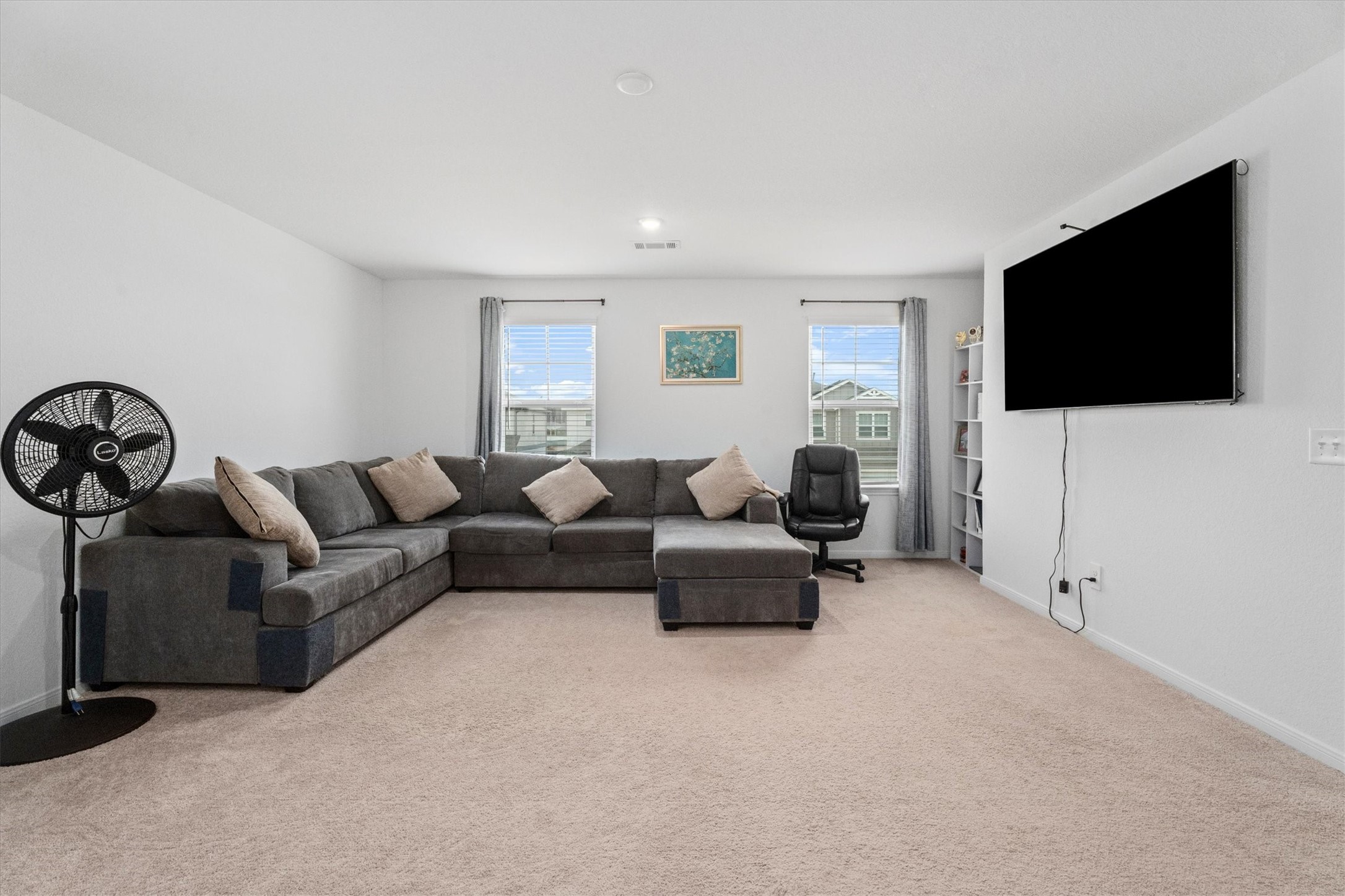5826 Finely Run St Spring Spring, TX 77373 - Photo 20 of 38 a living room with furniture and a flat screen tv