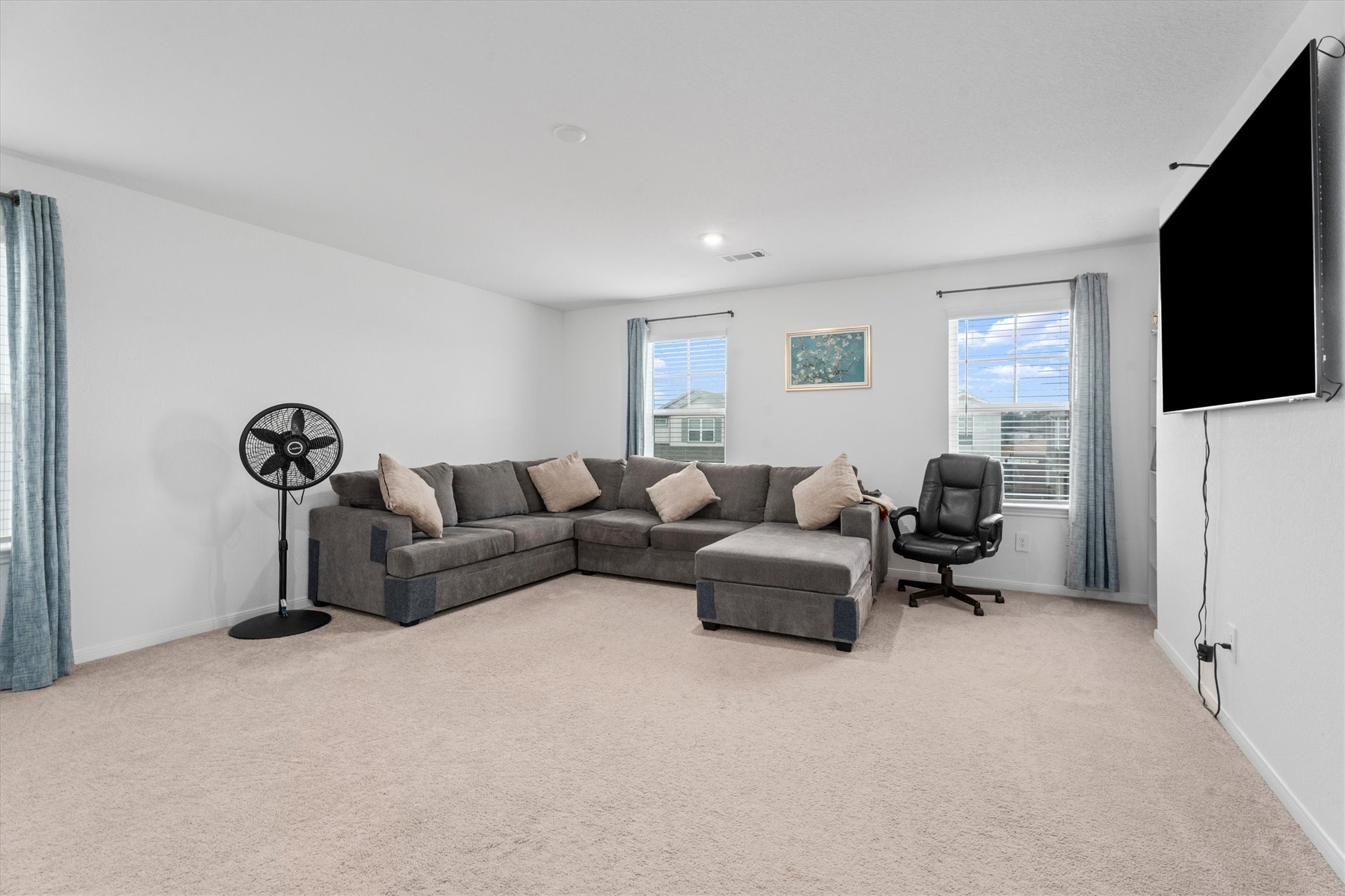5826 Finely Run St Spring Spring, TX 77373 - Photo 21 of 38 a living room with furniture and a flat screen tv