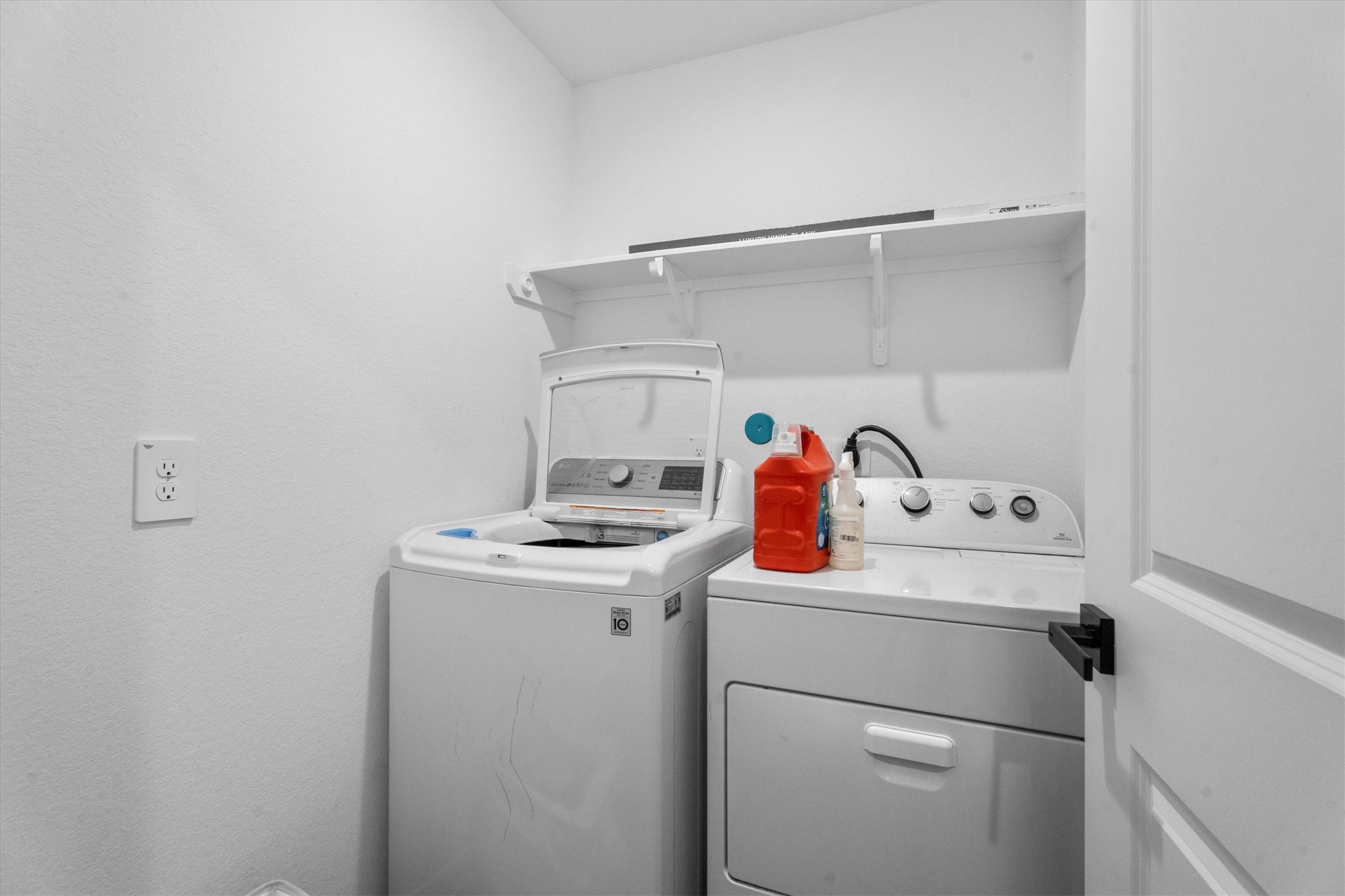 5826 Finely Run St Spring Spring, TX 77373 - Photo 22 of 38 a utility room with dryer and washer