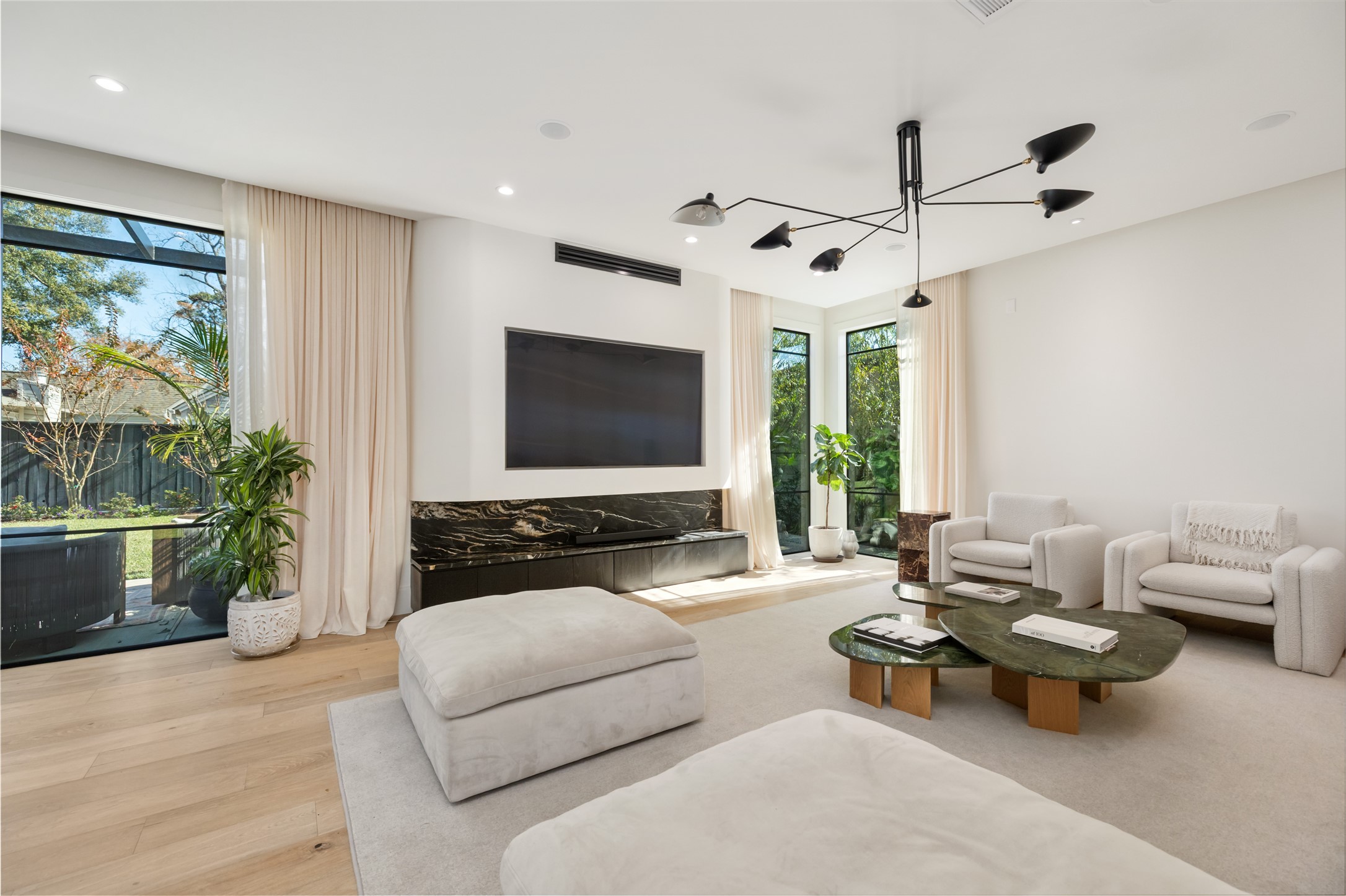 419 West 30th Street Houston, TX 77018 - Photo 3 of 45 a living room with furniture and a flat screen tv