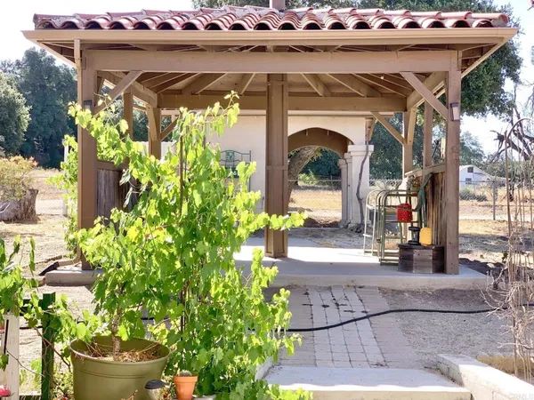 a view of a backyard