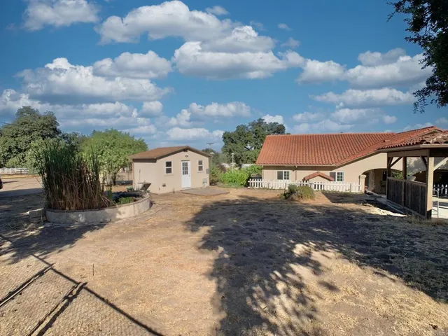 a view of a backyard