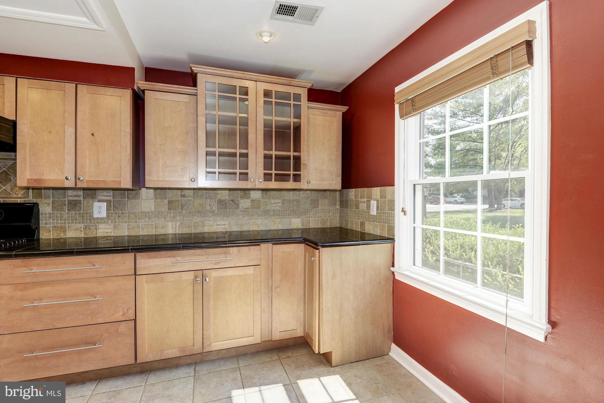 5828 Humblebee Road Columbia, MD 21045 - Photo 8 of 18 Ample Table Space