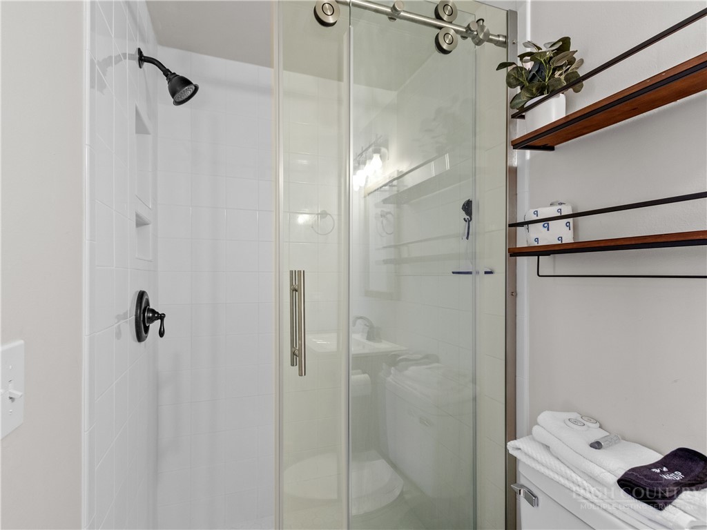 630 Briarcliff Road Sugar Mountain, NC 28604 - Photo 23 of 28 a bathroom with a shower and a shower