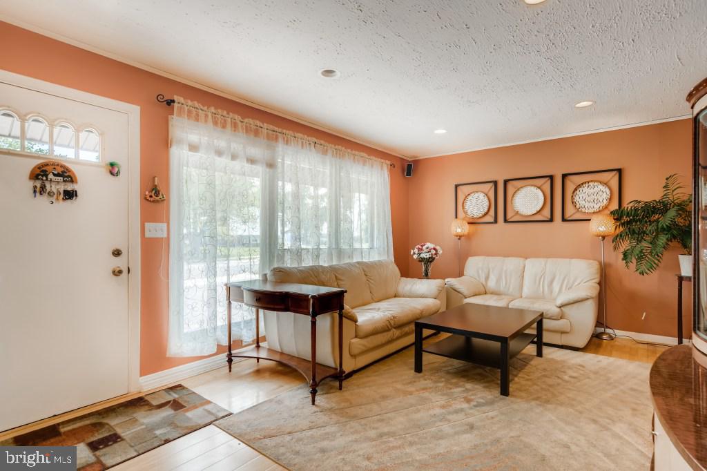 6712 Chippewa Drive Baltimore, MD 21209 - Photo 4 of 27