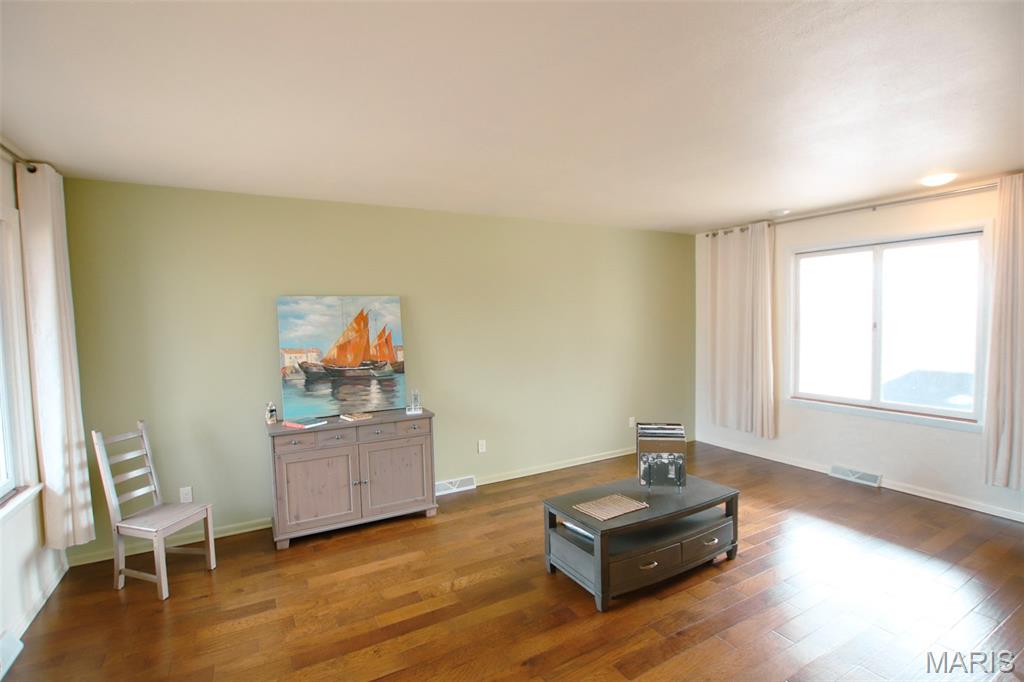 612 Crestview Sullivan, MO 63080 - Photo 3 of 24