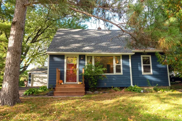 $359,900 | 1705 Lark Avenue, Maplewood, MN 55109