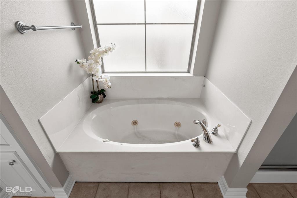 116 Augusta Avenue Benton, LA 71006 - Photo 25 of 38 a bathroom with a tub