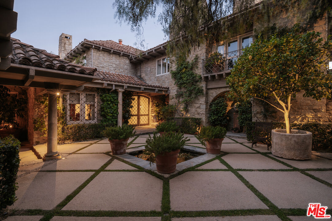 423 North Faring Road Los Angeles, CA 90077 - Photo 6 of 35