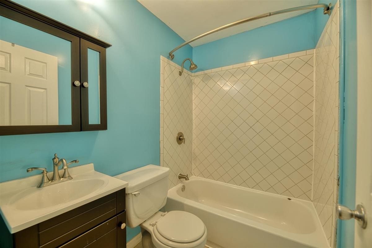 135 Georgia Avenue Oak Ridge, TN 37830 - Photo 20 of 32 a bathroom with a sink toilet and bathtub