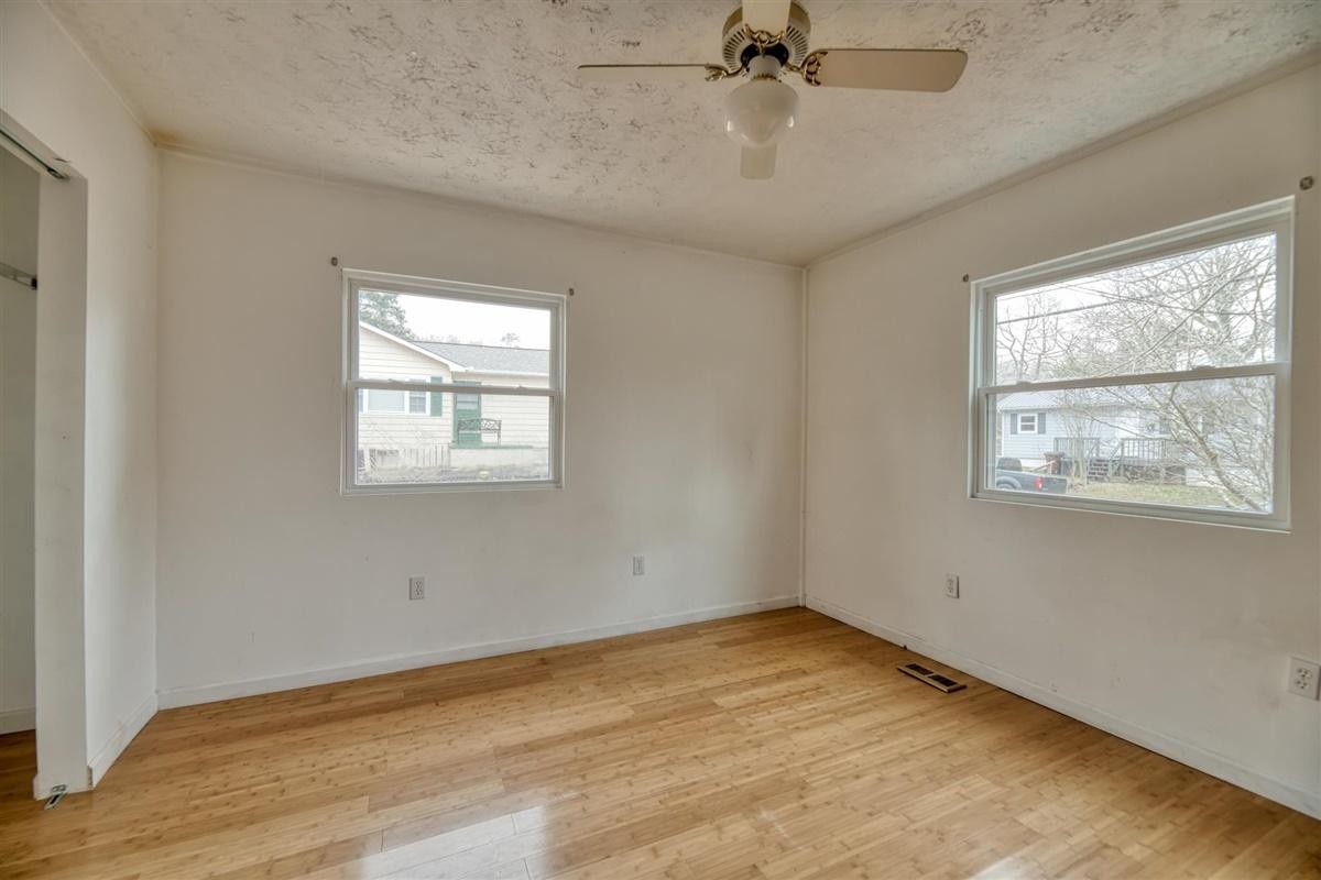 135 Georgia Avenue Oak Ridge, TN 37830 - Photo 23 of 32 an empty room with a window
