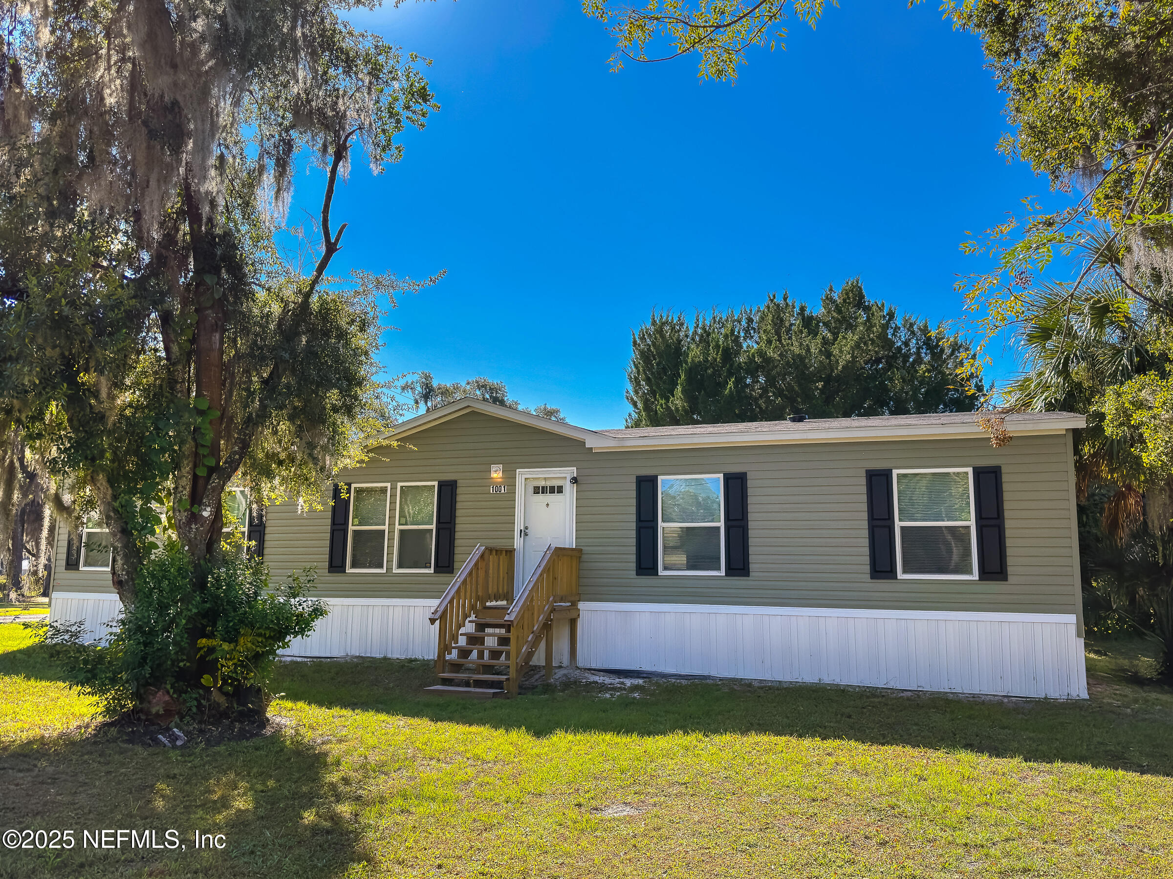 1001 Shell Street Welaka, FL 32193 - Photo 1 of 21 a front view of a house with a yard