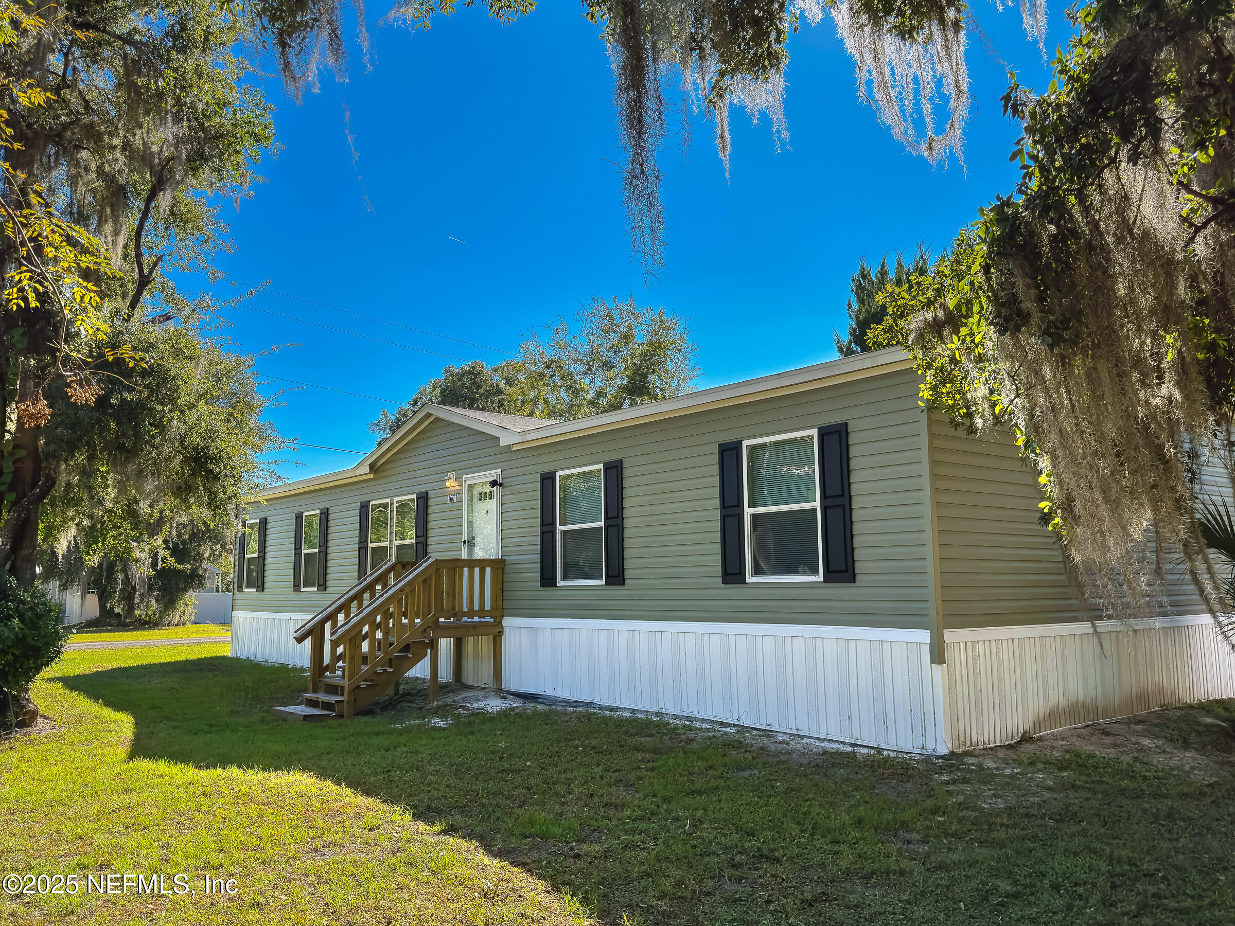 1001 Shell Street Welaka, FL 32193 - Photo 17 of 21 a front view of a house with a garden