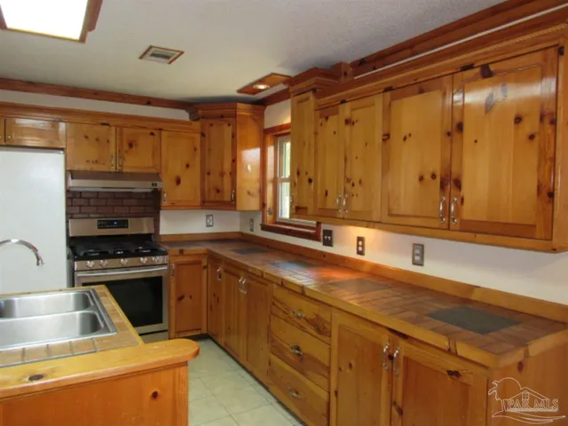 $1,350 | 6112 Highway 95A North, Molino, FL 32577