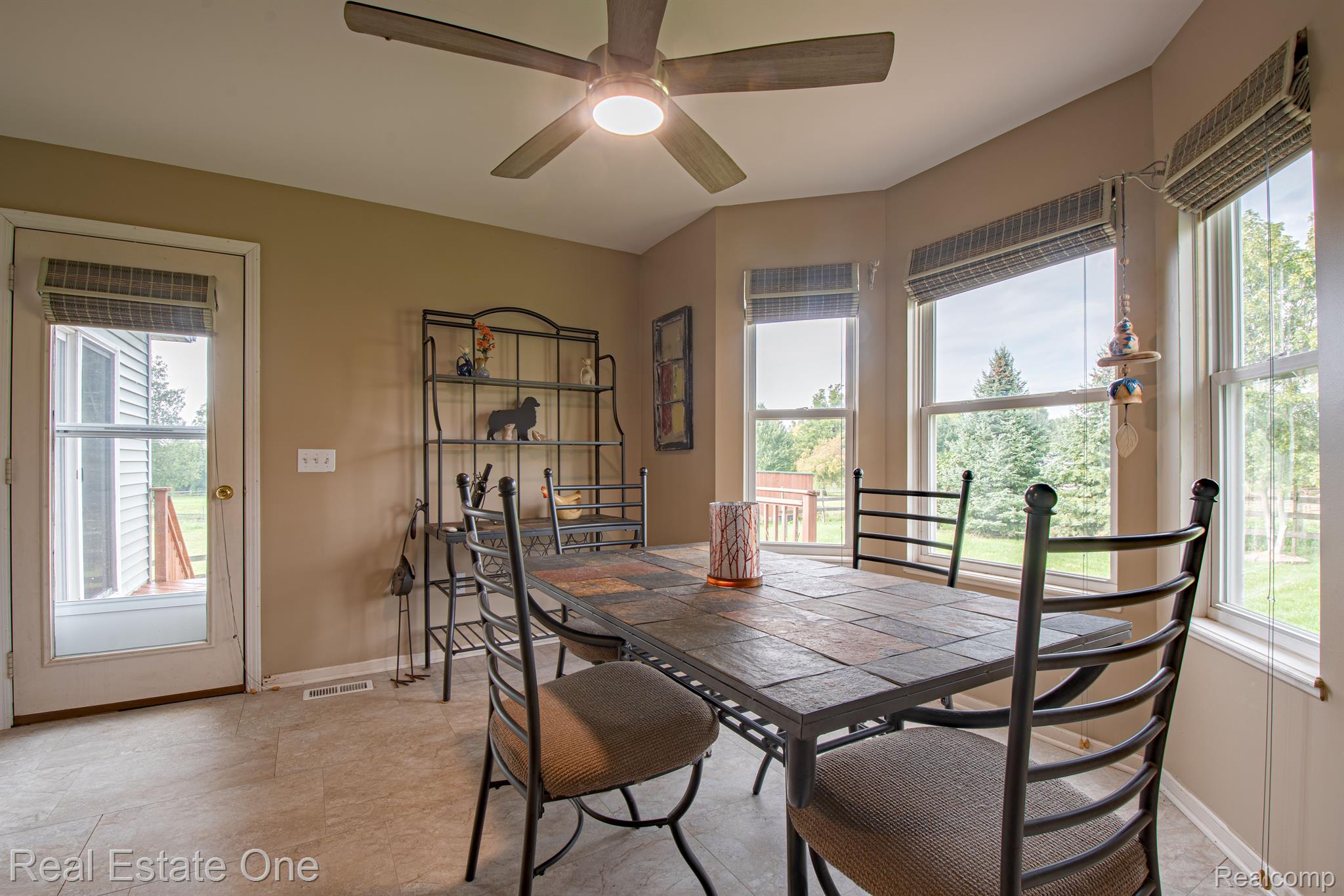 11620 Halsey Road Holly, MI 48442 - Photo 11 of 48 Dining area