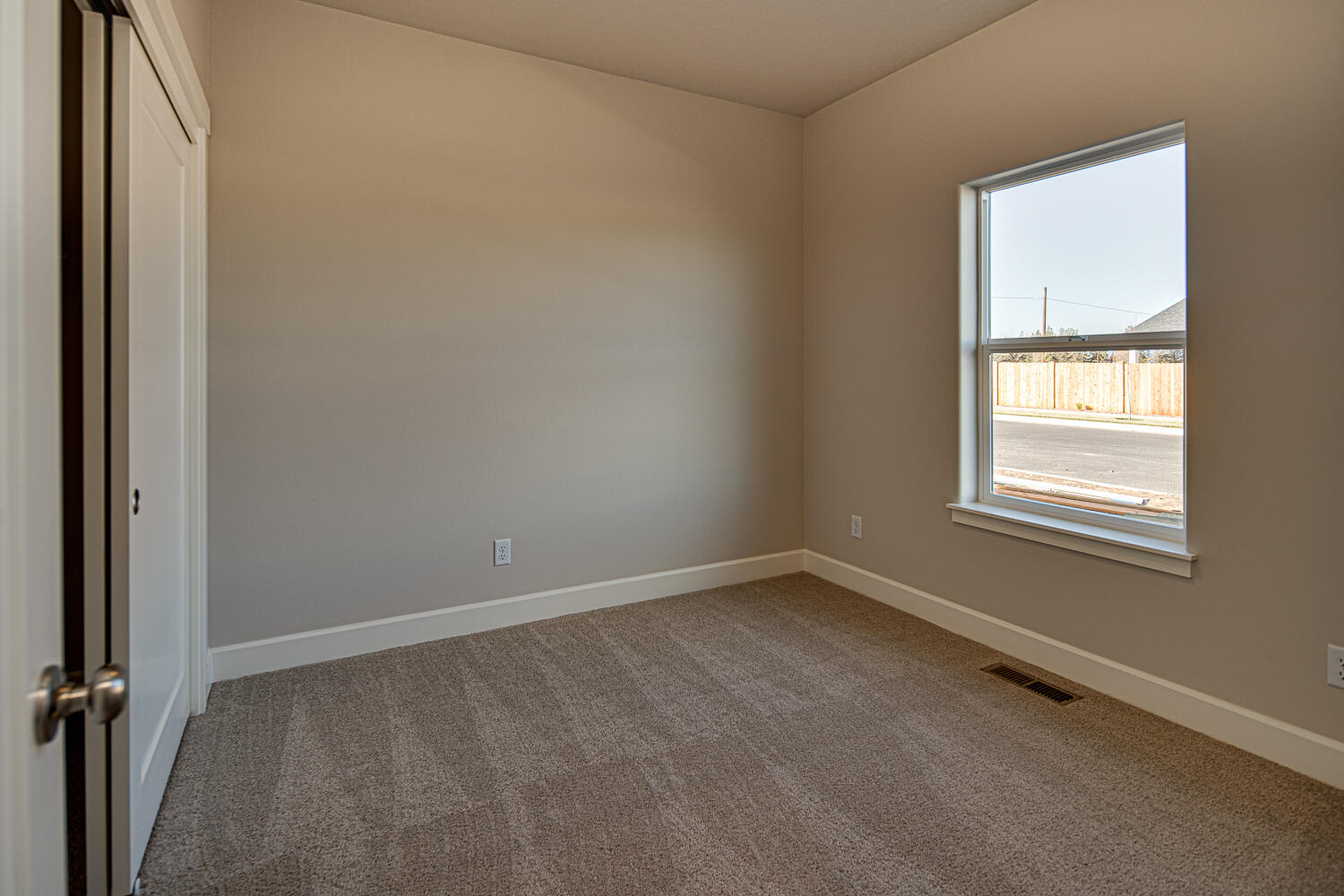 4898 Southwest Zenith Avenue Redmond, OR 97756 - Photo 19 of 32 Additional Bedroom