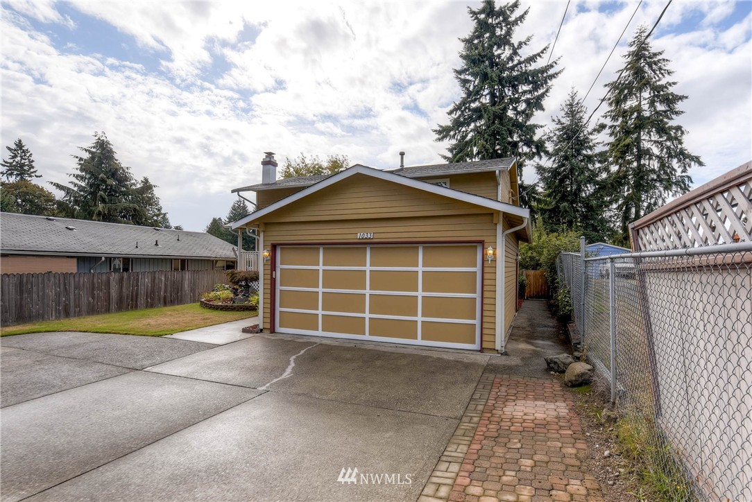 1033 Southwest 116th Street Seattle, WA 98146 - Photo 3 of 14 Gallery Image 3
