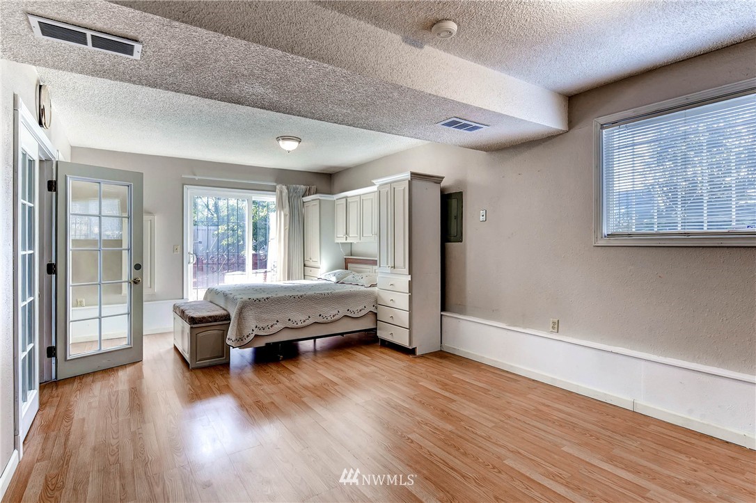 1033 Southwest 116th Street Seattle, WA 98146 - Photo 8 of 14 Gallery Image 8