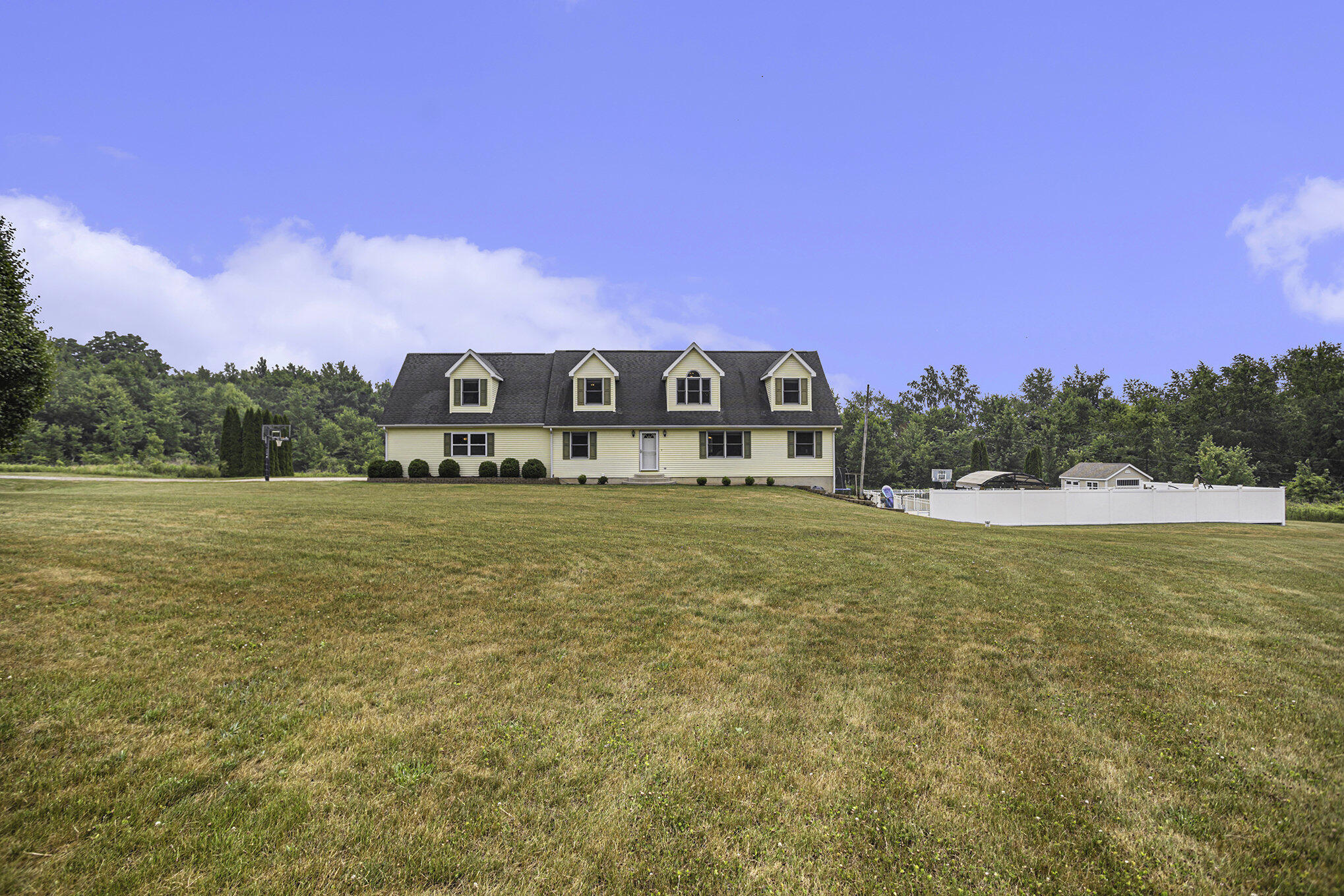 907 Curtis Road Quincy, MI 49082 - Photo 5 of 63 013_907_curtis_rd_quincy_mi_49082-69