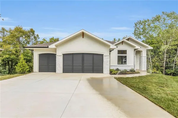 $799,000 | 10410 Northwest River Hills Drive, Parkville, MO 64152