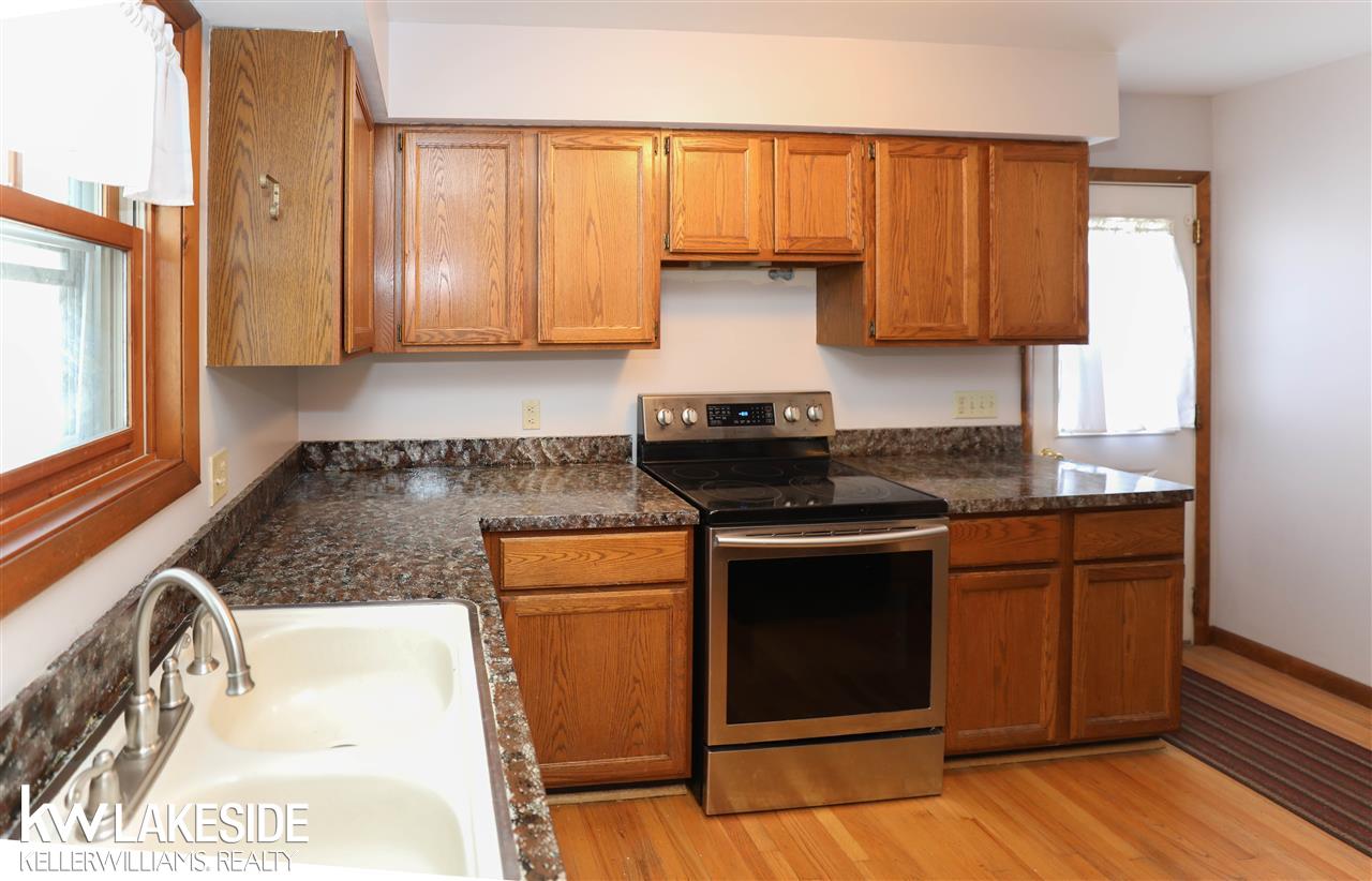 2484 Oakcrest Road Sterling Heights, MI 48310 - Photo 4 of 24 50011420-3.JPG