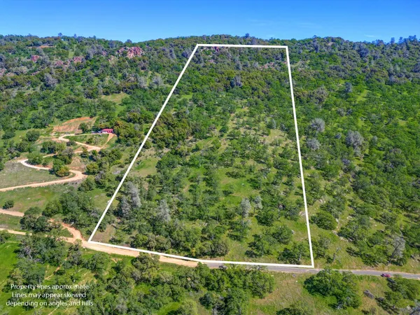 a view of a tennis court