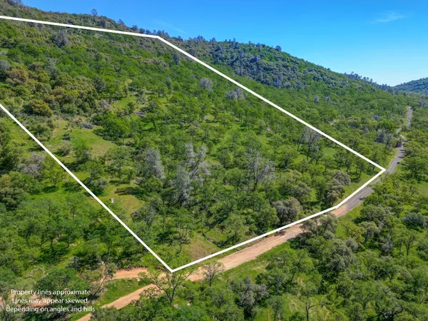 a view of a tennis court