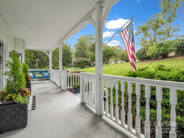 $995,000 | 100 Perry Place, Hendersonville, NC 28739