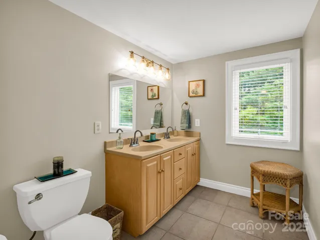 $995,000 | 100 Perry Place, Hendersonville, NC 28739