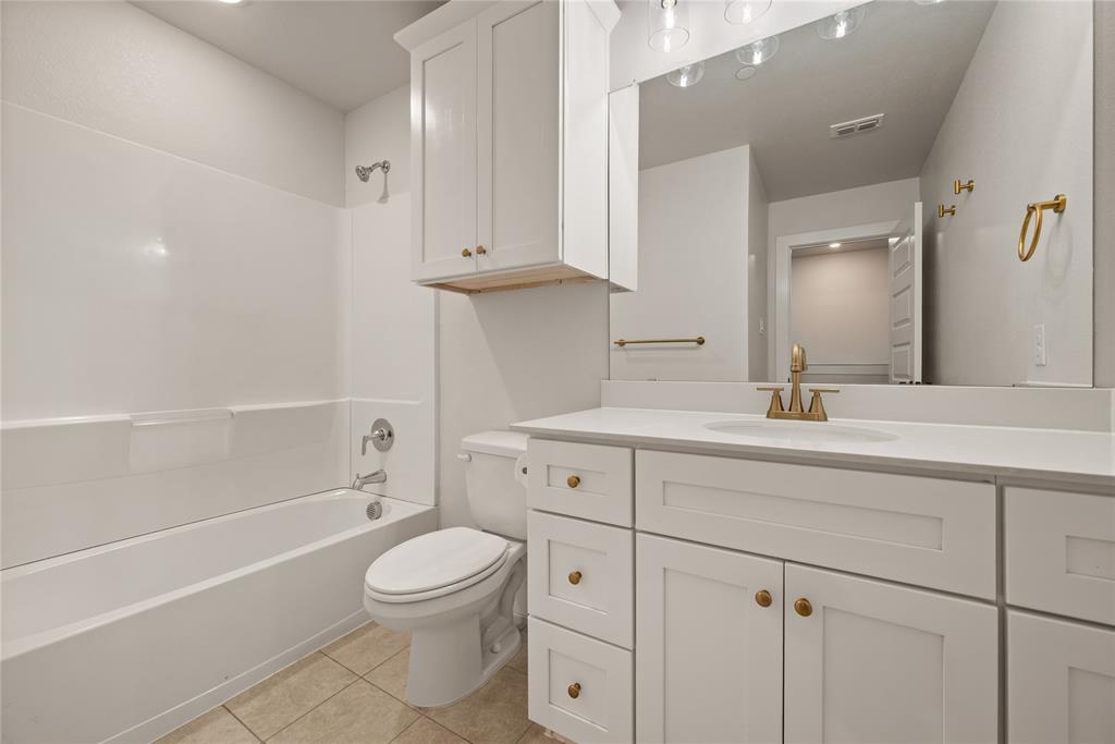 1218 Chestnut Court, Unit 2 Runaway Bay, TX 76426 - Photo 18 of 26 a bathroom with a sink a toilet and a bathtub