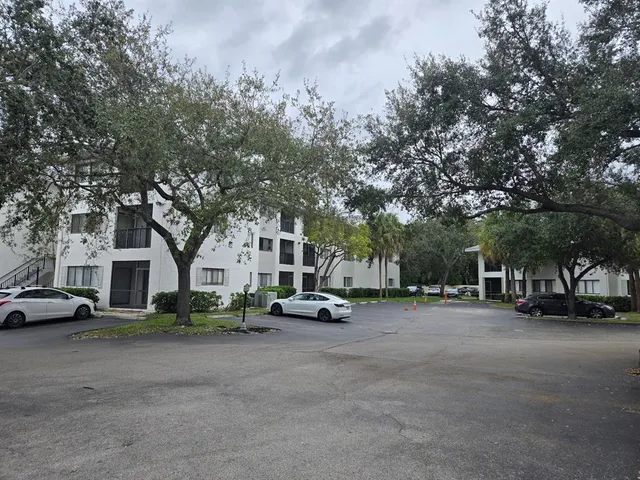 $1,950 | 2445 Southwest 18th Terrace, Unit 210, Fort Lauderdale, FL 33315