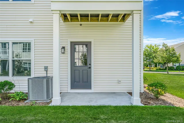 a view of front of house with yard