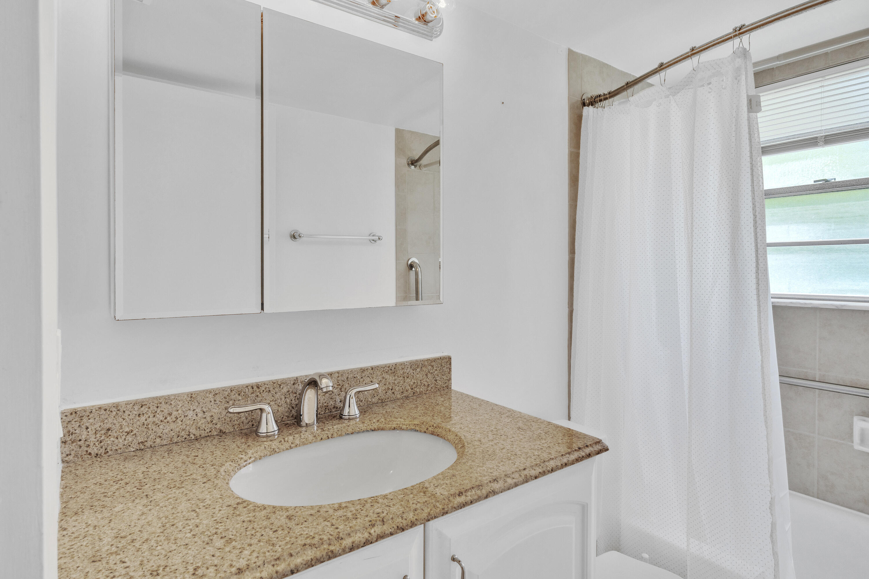 169 Suffolk F Boca Raton, FL 33434 - Photo 27 of 39 13 Guest Bathroom (2)