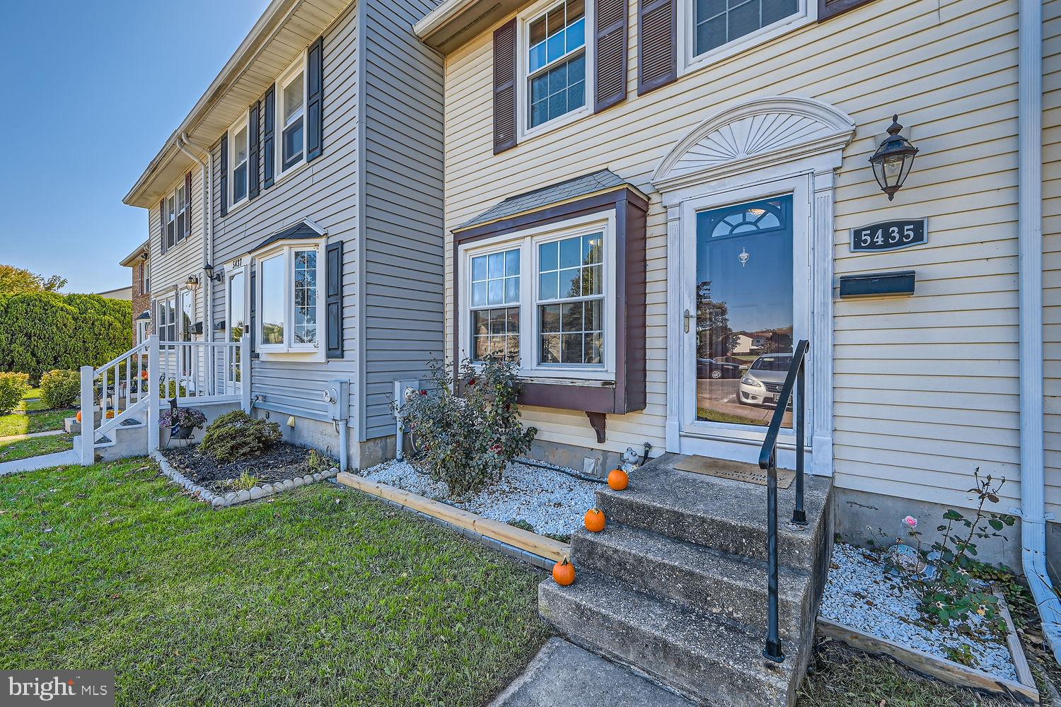 5435 King Arthur Circle Rosedale, MD 21237 - Photo 4 of 28 Charming entryway adorned with autumn hues.