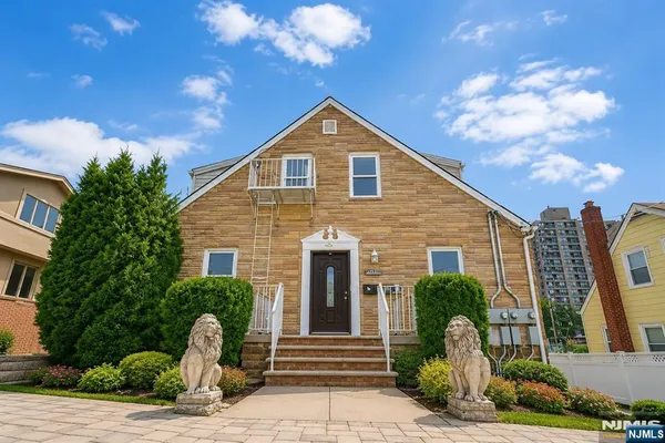 $2,600 | 1014 Ponsi Street, Unit 2, Fort Lee, NJ 07024