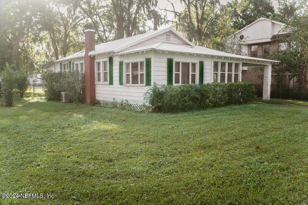 a view of a house with a yard