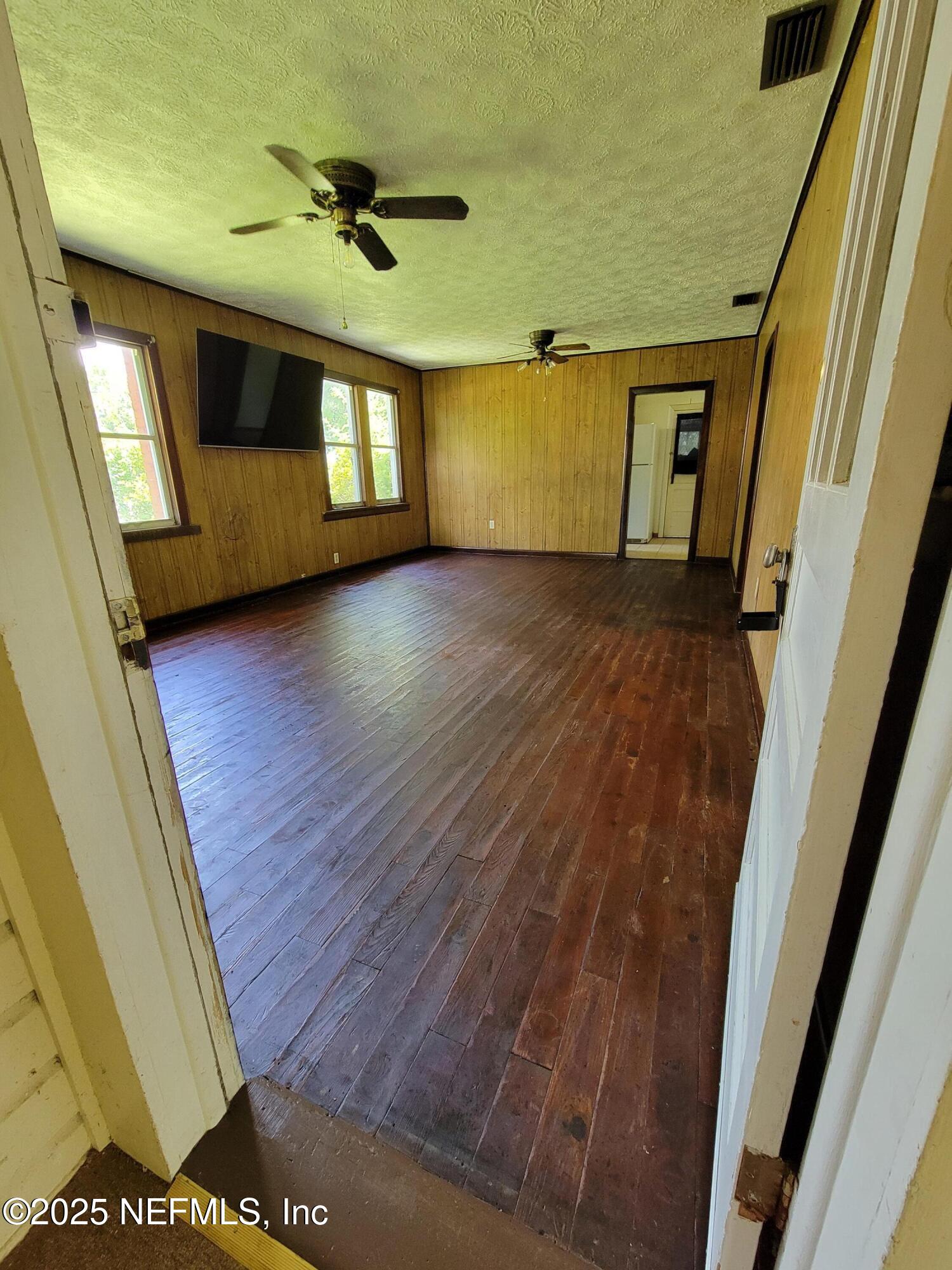 762 North Walnut Street Starke, FL 32091 - Photo 12 of 38 a view of an entryway