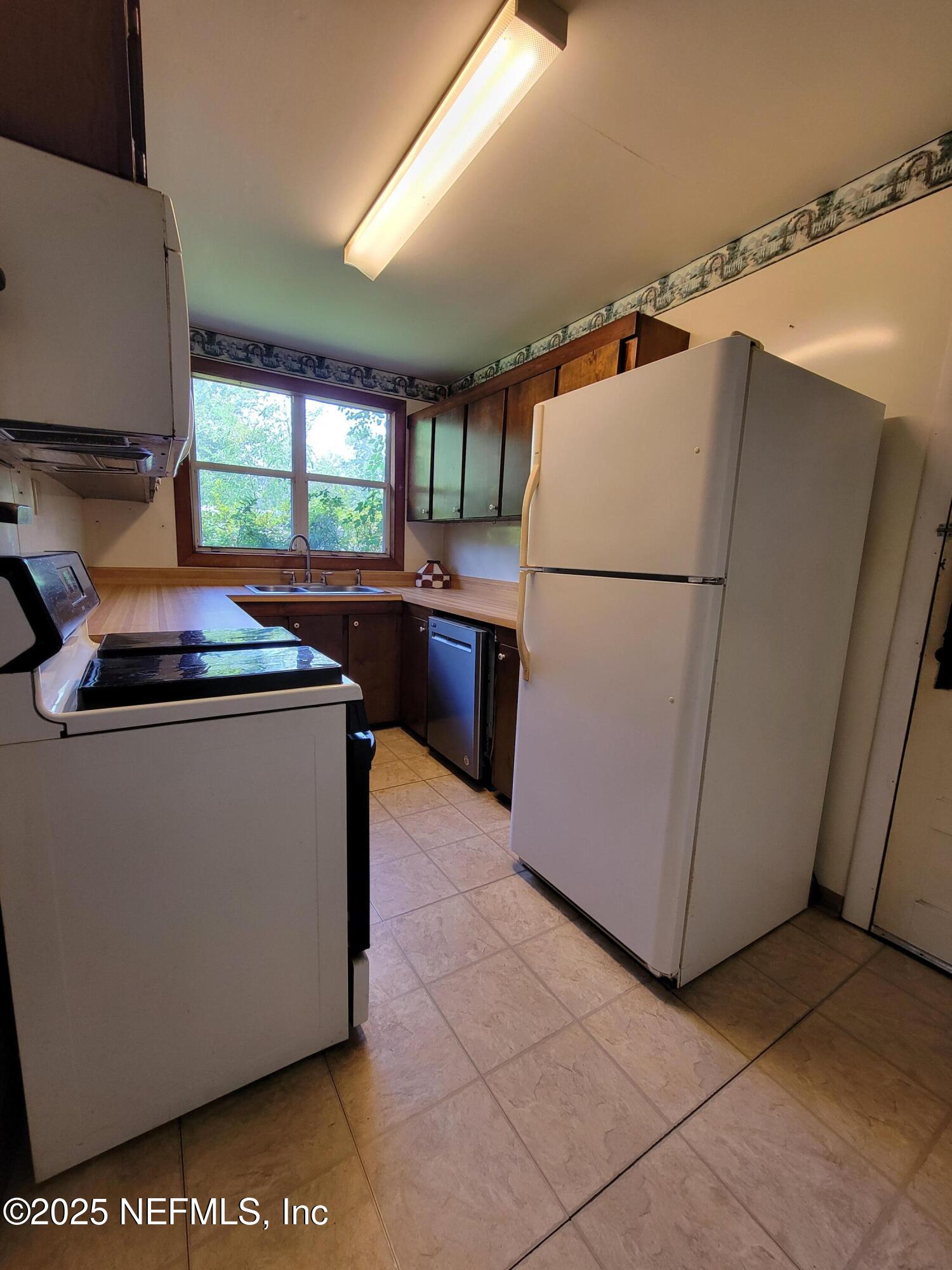 762 North Walnut Street Starke, FL 32091 - Photo 19 of 38 a utility room with washer and dryer
