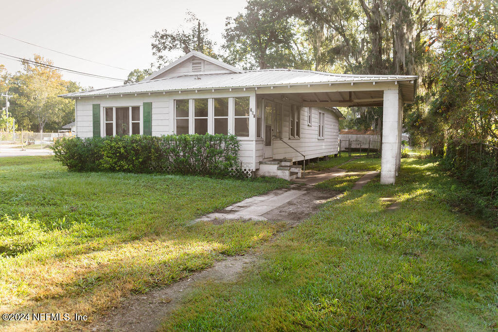 762 North Walnut Street Starke, FL 32091 - Photo 2 of 38 a view of a house with backyard and garden