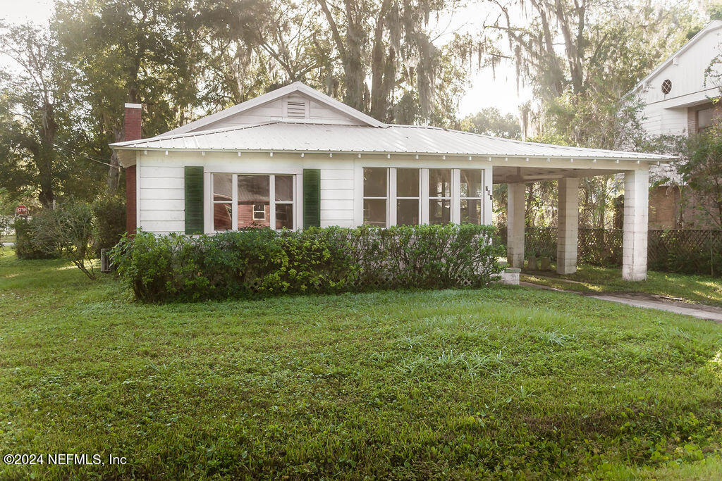 762 North Walnut Street Starke, FL 32091 - Photo 3 of 38 a front view of a house with a yard