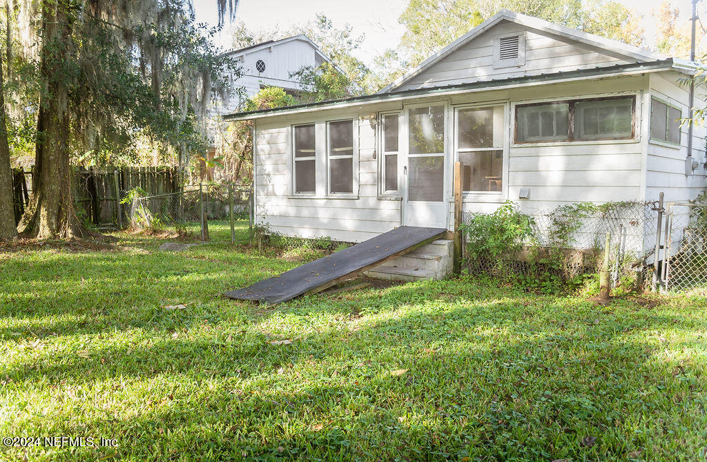 762 North Walnut Street Starke, FL 32091 - Photo 36 of 38 front view of a house with a yard