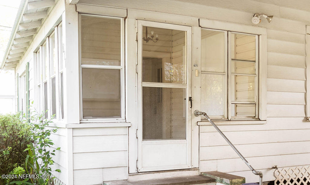 762 North Walnut Street Starke, FL 32091 - Photo 4 of 38 a view of an entryway